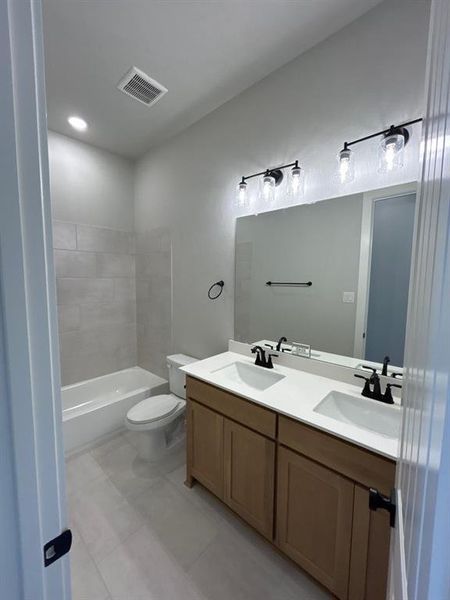 Furnished interior view inside a new home in Creekview Addition, Van Alstyne (Image 6).