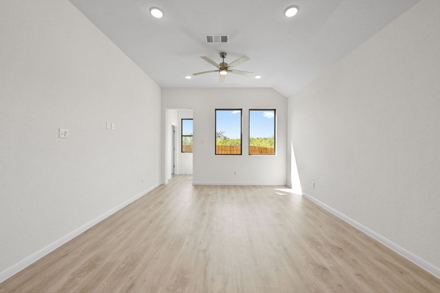 Spacious, unfurnished interior of a new home in Trinity Ranch, Elgin (Image 15).