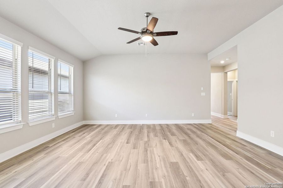 Spacious, unfurnished interior of a new home in Catalina, Converse (Image 40).