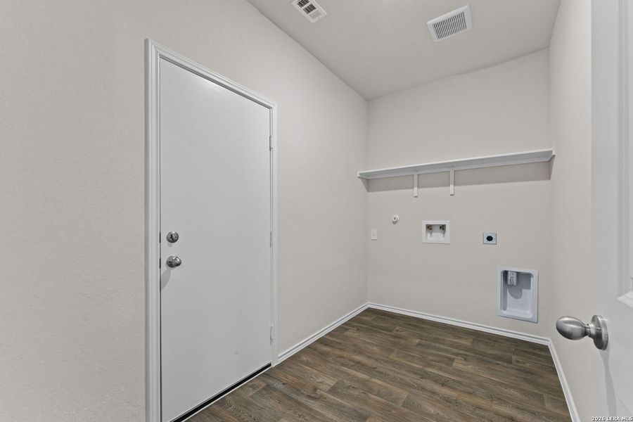 Spacious, unfurnished interior of a new home in Laurel Vistas, San Antonio (Image 20).