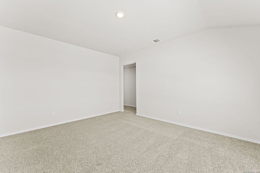 Spacious, unfurnished interior of a new home in Hunters Ranch, San Antonio (Image 30).