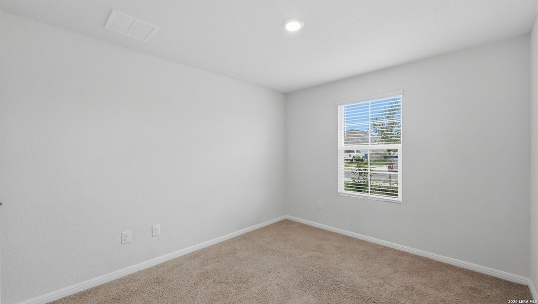 Spacious, unfurnished interior of a new home in Heather Glen, New Braunfels (Image 25).