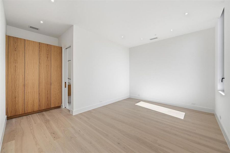 Spacious, unfurnished interior of a new home in , Dallas (Image 20).