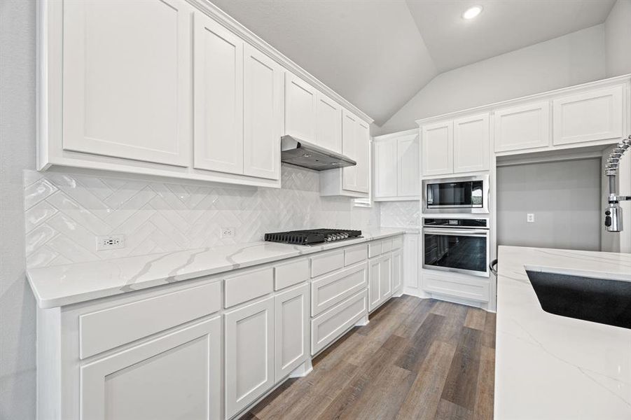 KITCHEN, STAINLESS STEEL APPLIANCES, GAS RANGE KITCHEN, STAINLESS STEEL APPLIANCES, GAS RANGE