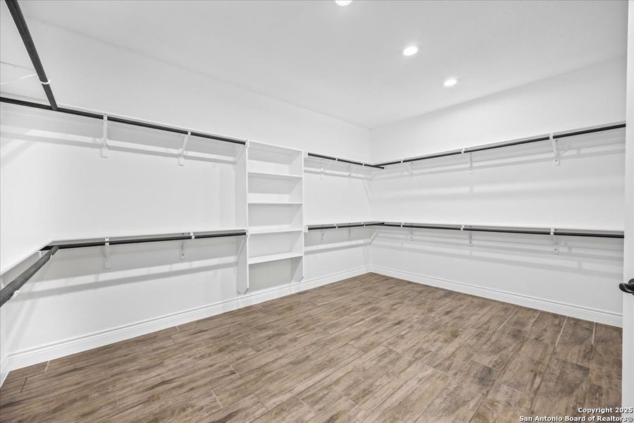 Spacious, unfurnished interior of a new home in , La Vernia (Image 35).