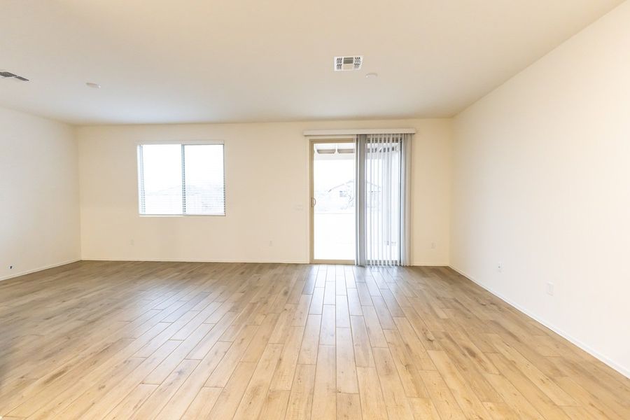 Spacious, unfurnished interior of a new home in Entrada Del Pueblo at Rancho Sahuarita, Sahuarita (Image 5).