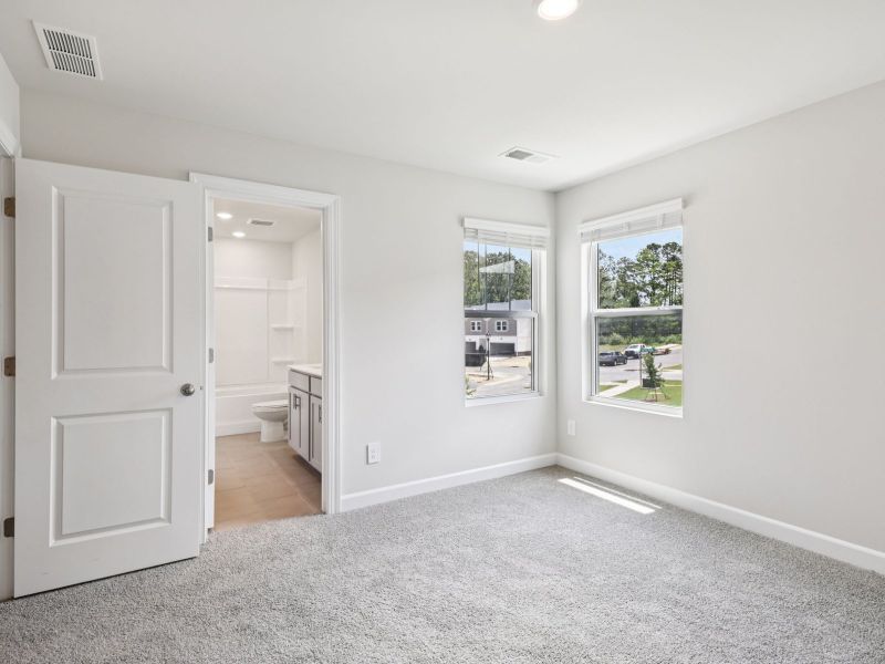 Spacious, unfurnished interior of a new home in Galloway Ridge, Charlotte (Image 15).