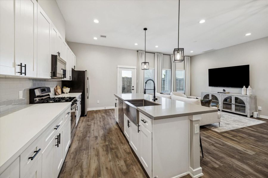 *Photos are of model home located in the community to reference finishes* *Photos are of model home located in the community to reference finishes*