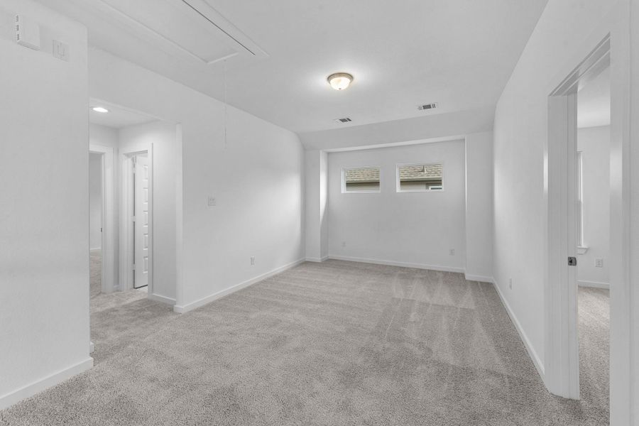 Spacious, unfurnished interior of a new home in Huntington Place, Rosharon (Image 27).