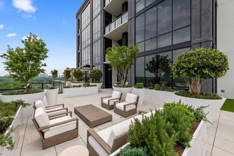 Condo located in Atlanta, GA showcasing its design and architecture (Image 29).