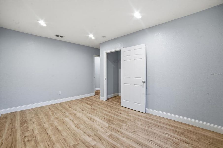Spacious, unfurnished interior of a new home in , Orlando (Image 16).