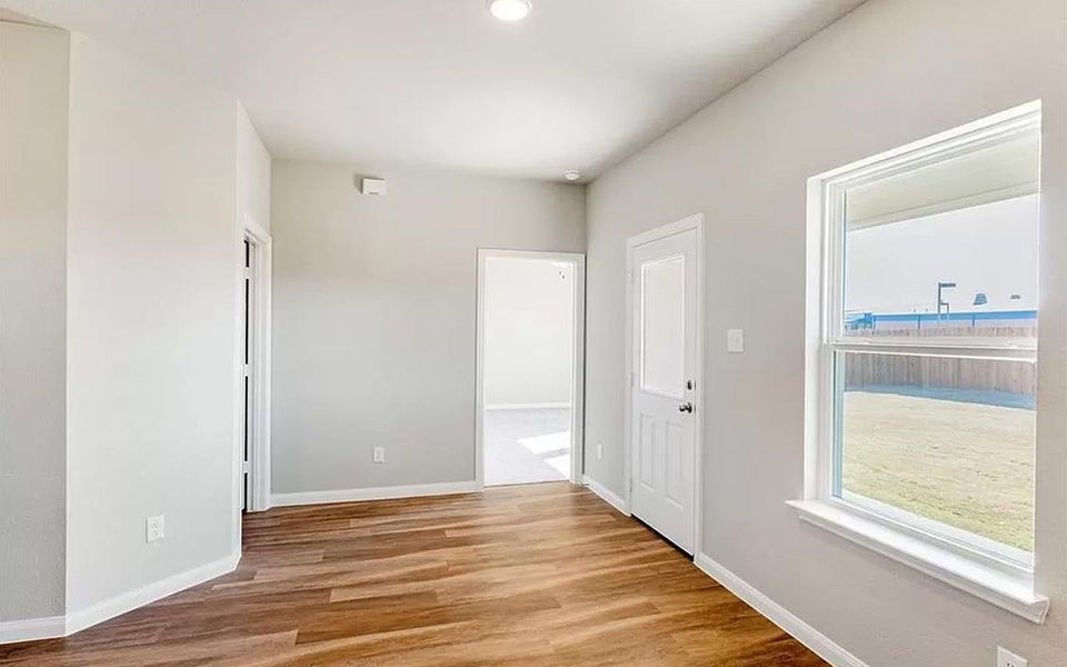 Spacious, unfurnished interior of a new home in Perkinsville, Chino Valley (Image 16).