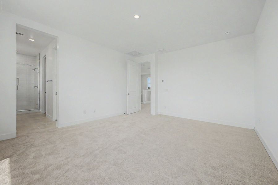 Spacious, unfurnished interior of a new home in Bella Vista Farms, San Tan Valley (Image 4).