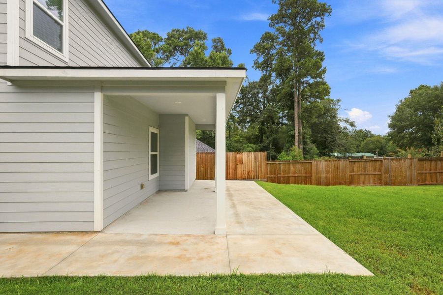 Exterior details and patio area of a home in Arrowhead Lakes, Willis (Image 21).
