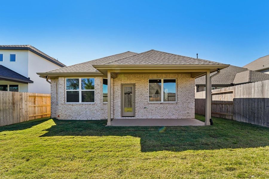 Exterior details and patio area of a home in Evergreen 40', Conroe (Image 23).
