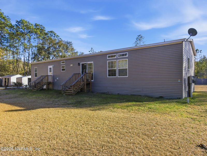 Exterior details and patio area of a home in , Palatka (Image 24).