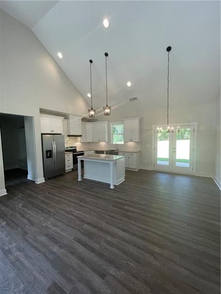 Spacious, unfurnished interior of a new home in , Dallas (Image 10).
