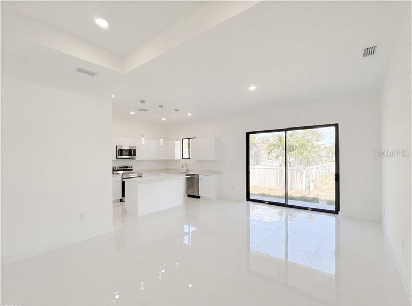 Spacious, unfurnished interior of a new home in , Cape Coral (Image 29).