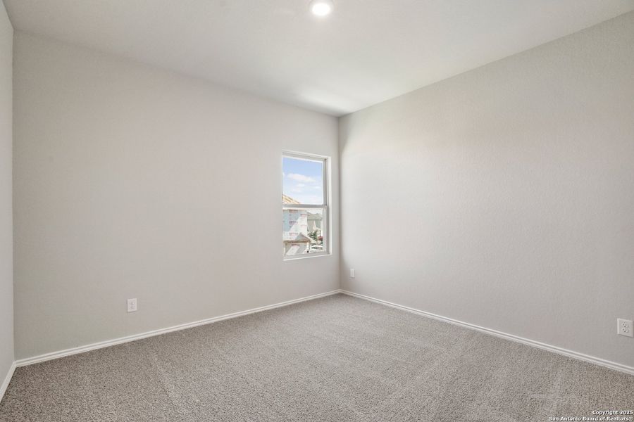 Spacious, unfurnished interior of a new home in Blue Ridge Ranch, San Antonio (Image 24).