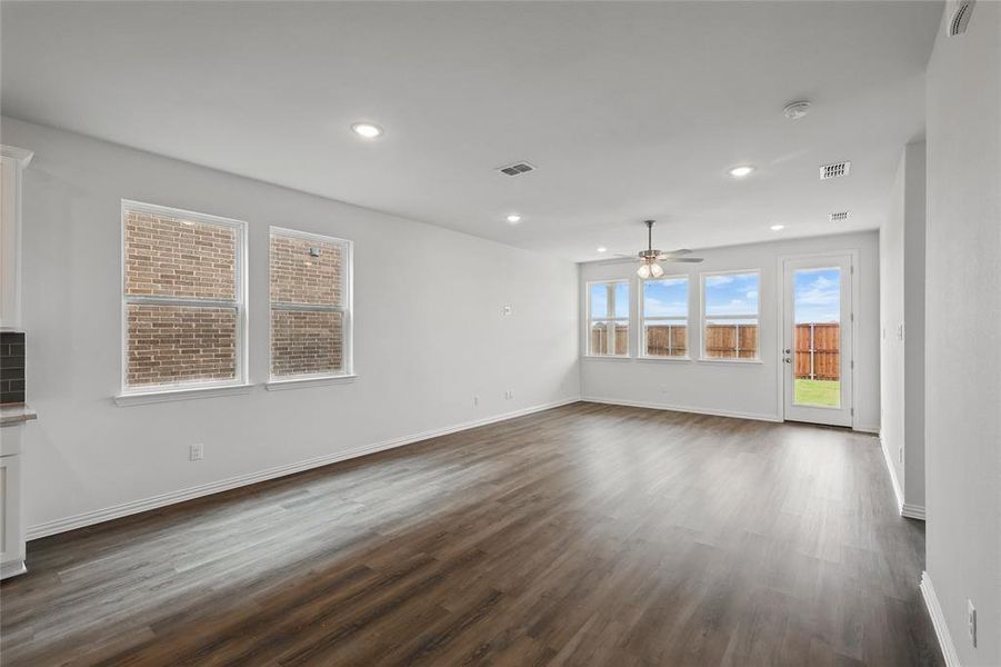 Spacious, unfurnished interior of a new home in Bel Air Village, Sherman (Image 25).
