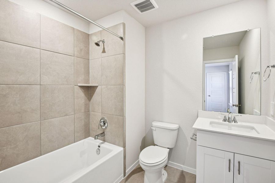 Furnished interior view inside a new home in Stewart's Ranch, Conroe (Image 15).