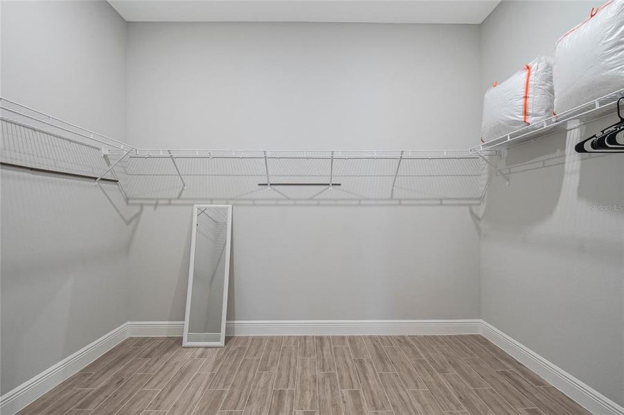 Spacious, unfurnished interior of a new home in , Orlando (Image 24).