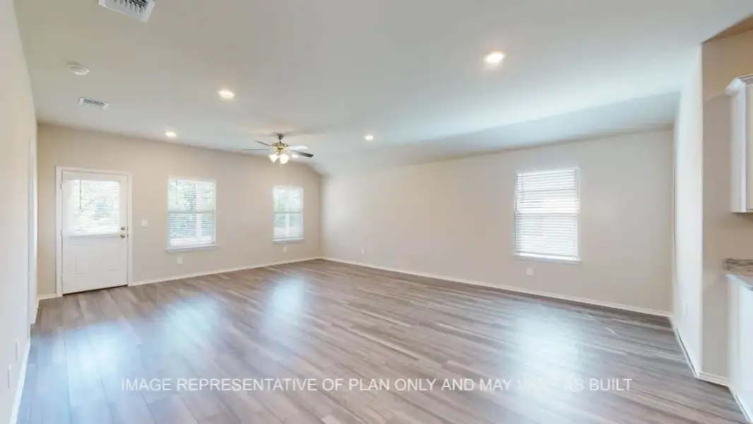 Spacious, unfurnished interior of a new home in Park Meadows, Lorena (Image 19).