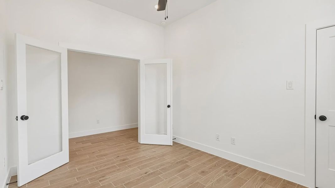 Spacious, unfurnished interior of a new home in Evergreen 40s, Conroe (Image 25).