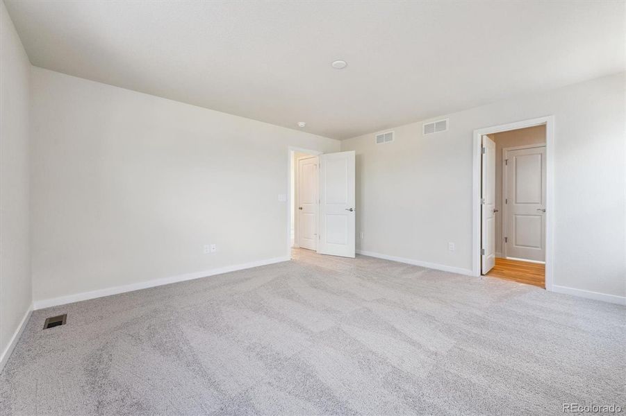 Spacious, unfurnished interior of a new home in Farmlore, Brighton (Image 14).