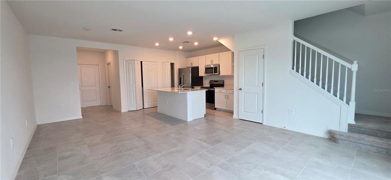 Spacious, unfurnished interior of a new home in , Bradenton (Image 13).