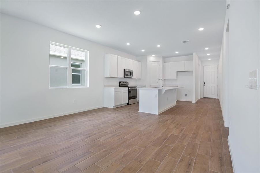 Spacious, unfurnished interior of a new home in , Winter Haven (Image 13).