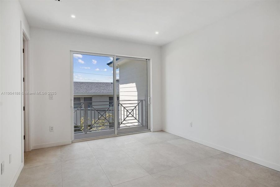 Spacious, unfurnished interior of a new home in , Pompano Beach (Image 24).