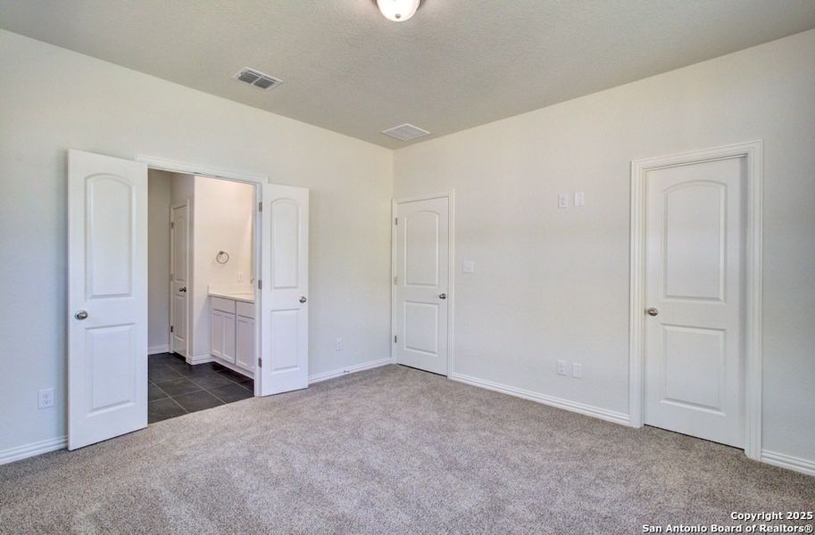 Spacious, unfurnished interior of a new home in Clear Creek, New Braunfels (Image 15).