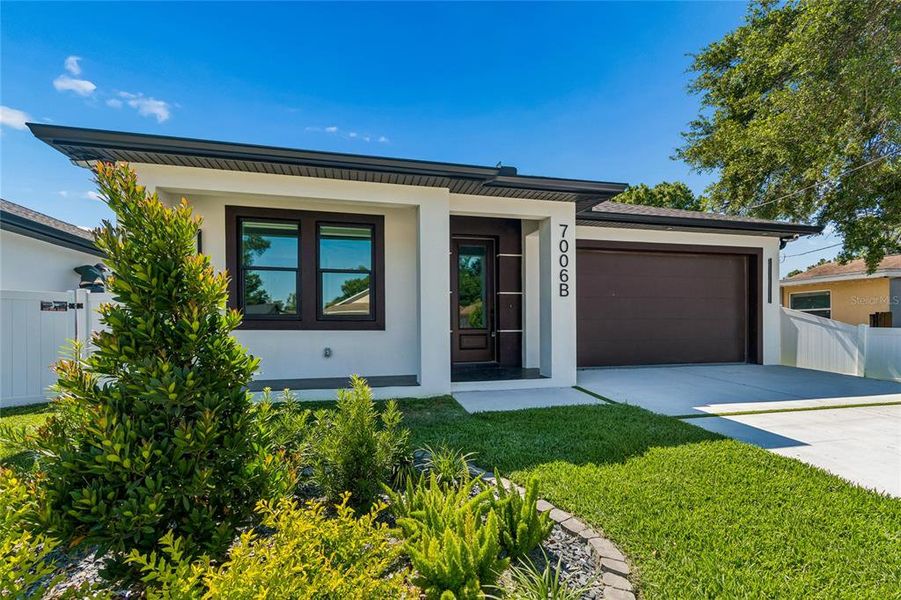Exterior details and patio area of a home in , Tampa (Image 3).