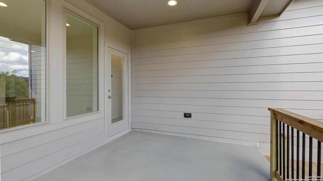 Exterior details and patio area of a home in Ladera 40', San Antonio (Image 3).