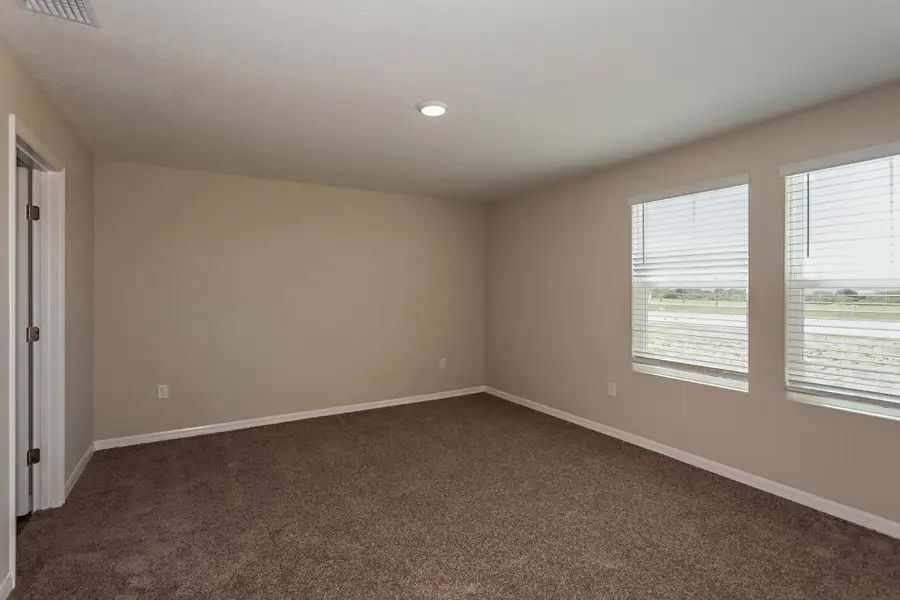 Spacious, unfurnished interior of a new home in Scenic Terrace, Haines City (Image 12).