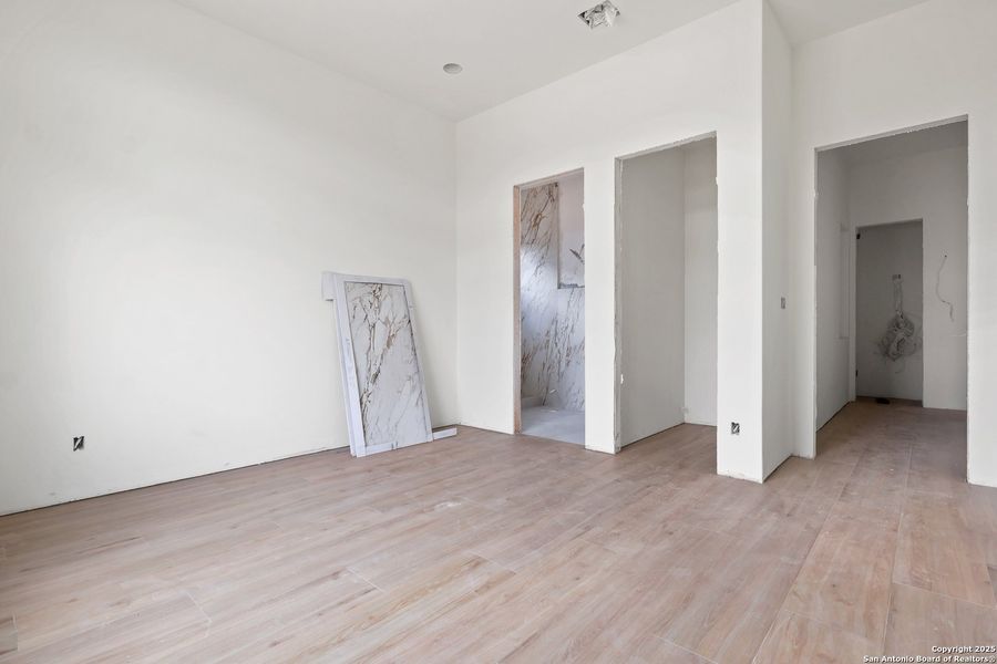 Spacious, unfurnished interior of a new home in , San Antonio (Image 5).