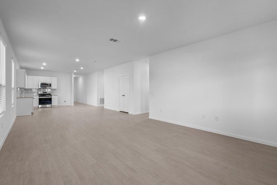 Spacious, unfurnished interior of a new home in Mavera, Conroe (Image 12).