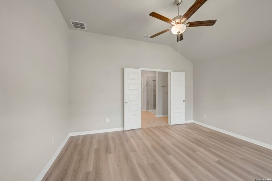 Spacious, unfurnished interior of a new home in Mesquite Ridge, San Antonio (Image 22).