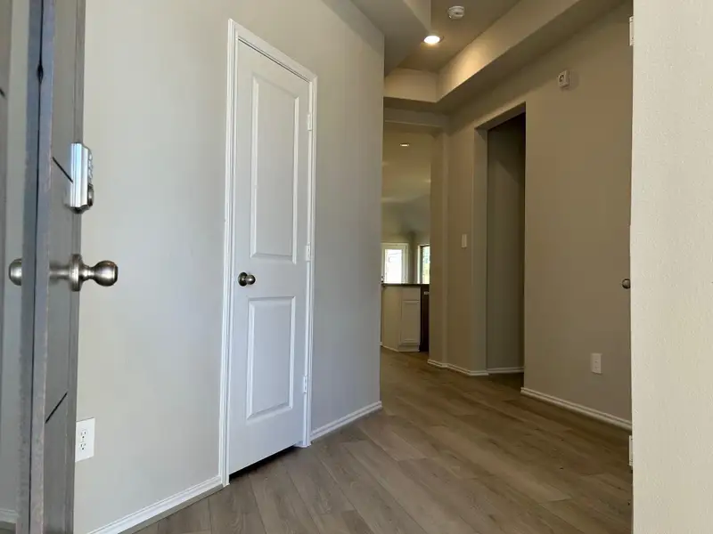 Spacious, unfurnished interior of a new home in The Highlands 45', Porter (Image 11).