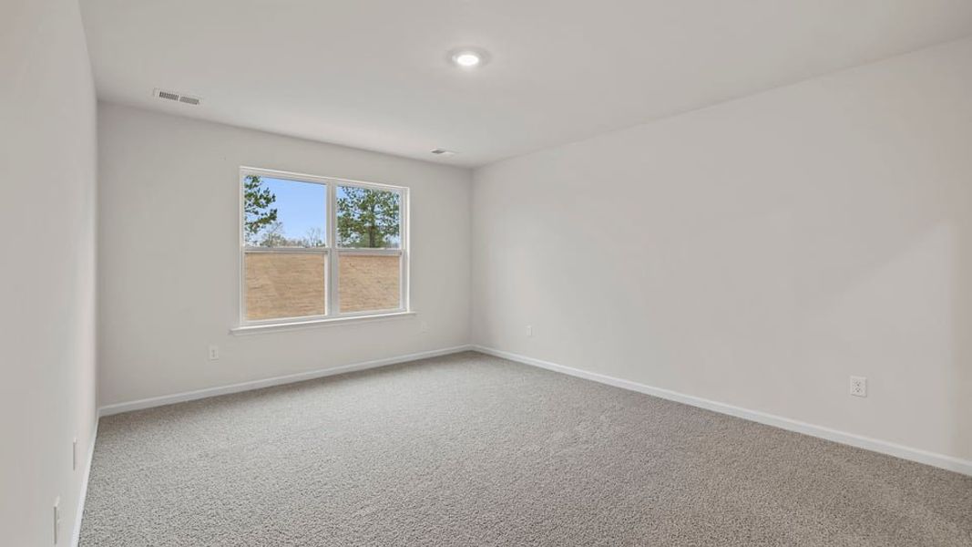 Spacious, unfurnished interior of a new home in Hawk Ridge, Anderson (Image 26).