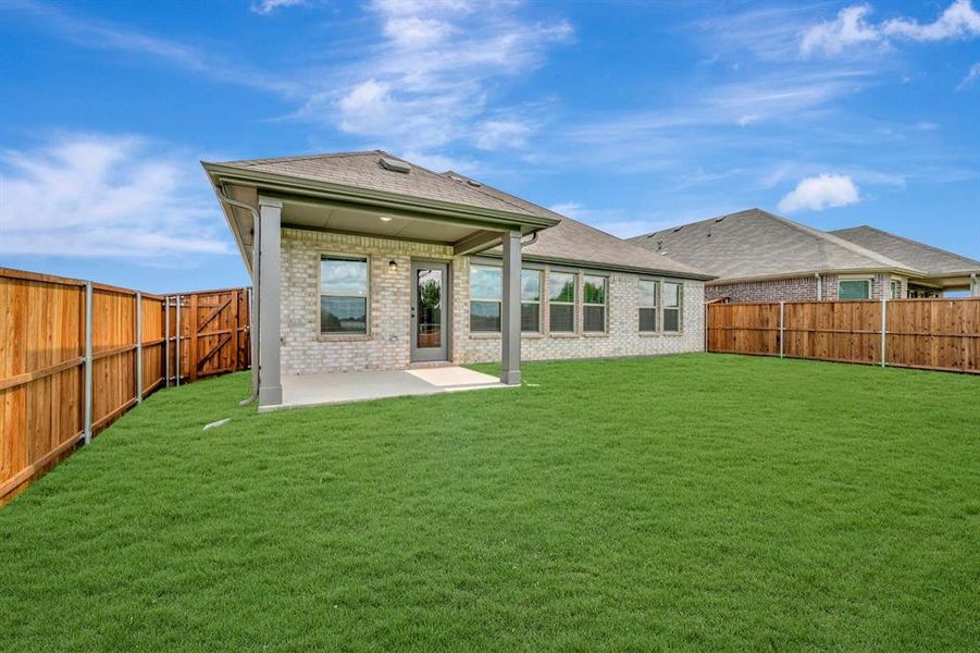 Exterior details and patio area of a home in Sanderos, Fort Worth (Image 23).