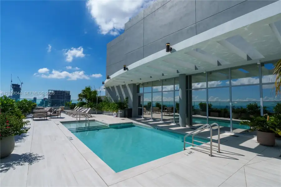 Condo located in Miami, FL showcasing its design and architecture (Image 4).