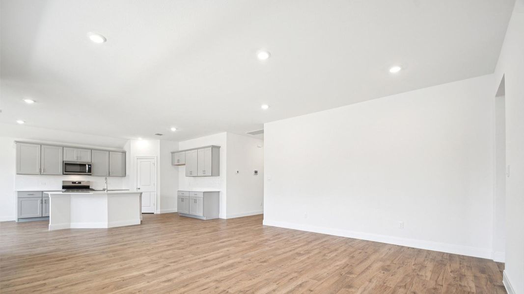 Spacious, unfurnished interior of a new home in Railhead, Cedar Creek (Image 13).