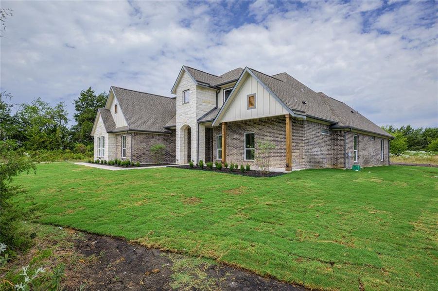 Exterior details and patio area of a home in , Terrell (Image 4).