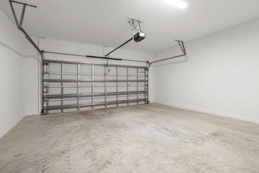 Spacious, unfurnished interior of a new home in Harbor Isle, Vero Beach (Image 37).