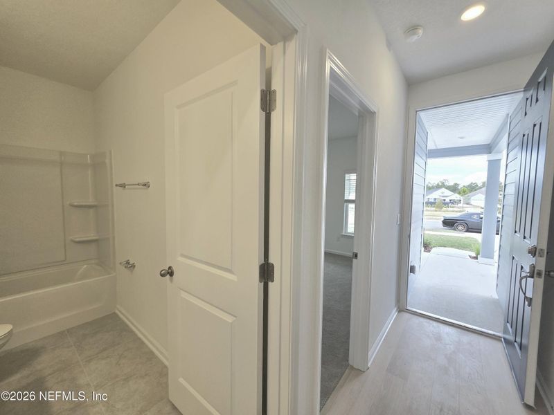 Spacious, unfurnished interior of a new home in Hyland Trail, Green Cove Springs (Image 11).
