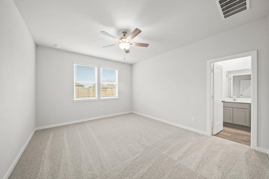 Spacious, unfurnished interior of a new home in Valor Park, Bay City (Image 13).