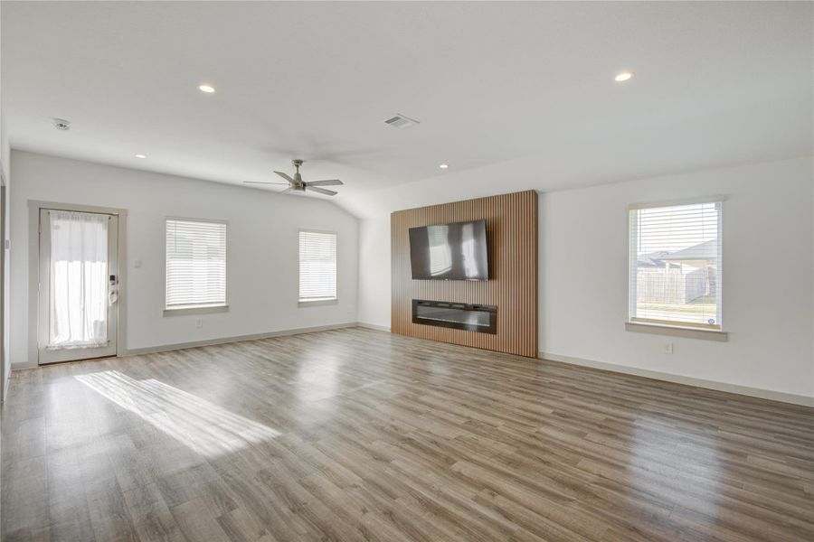 Spacious, unfurnished interior of a new home in , Rosharon (Image 30).