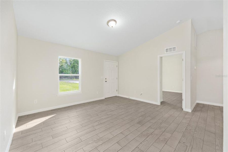 Spacious, unfurnished interior of a new home in , Ocala (Image 26).